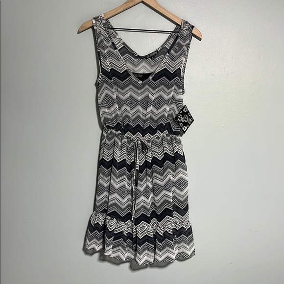 New BeBop Black and White Chevron Sleeveless Dress Size M Lined Elastic Waist - Picture 1 of 8